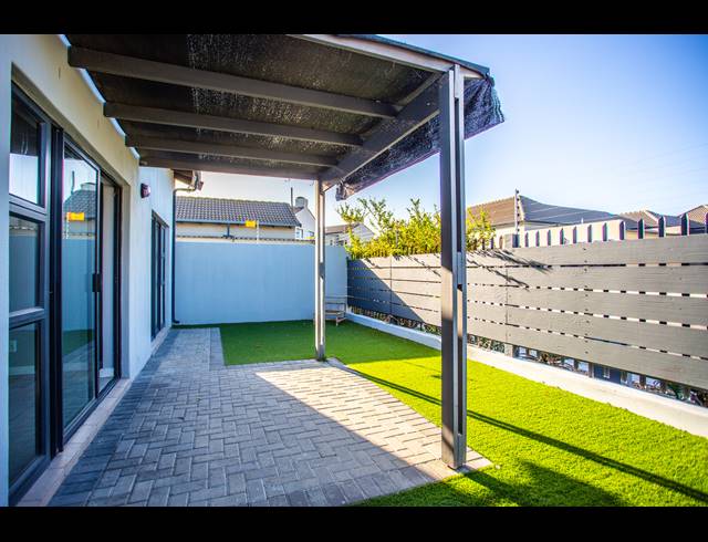 2 BEDROOM FREEHOLD FOR SALE IN BURGUNDY ESTATE